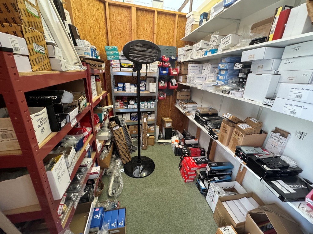 Lot: 193 - COMMERCIAL AND RESIDENTIAL INVESTMENT - Shop - stores 4